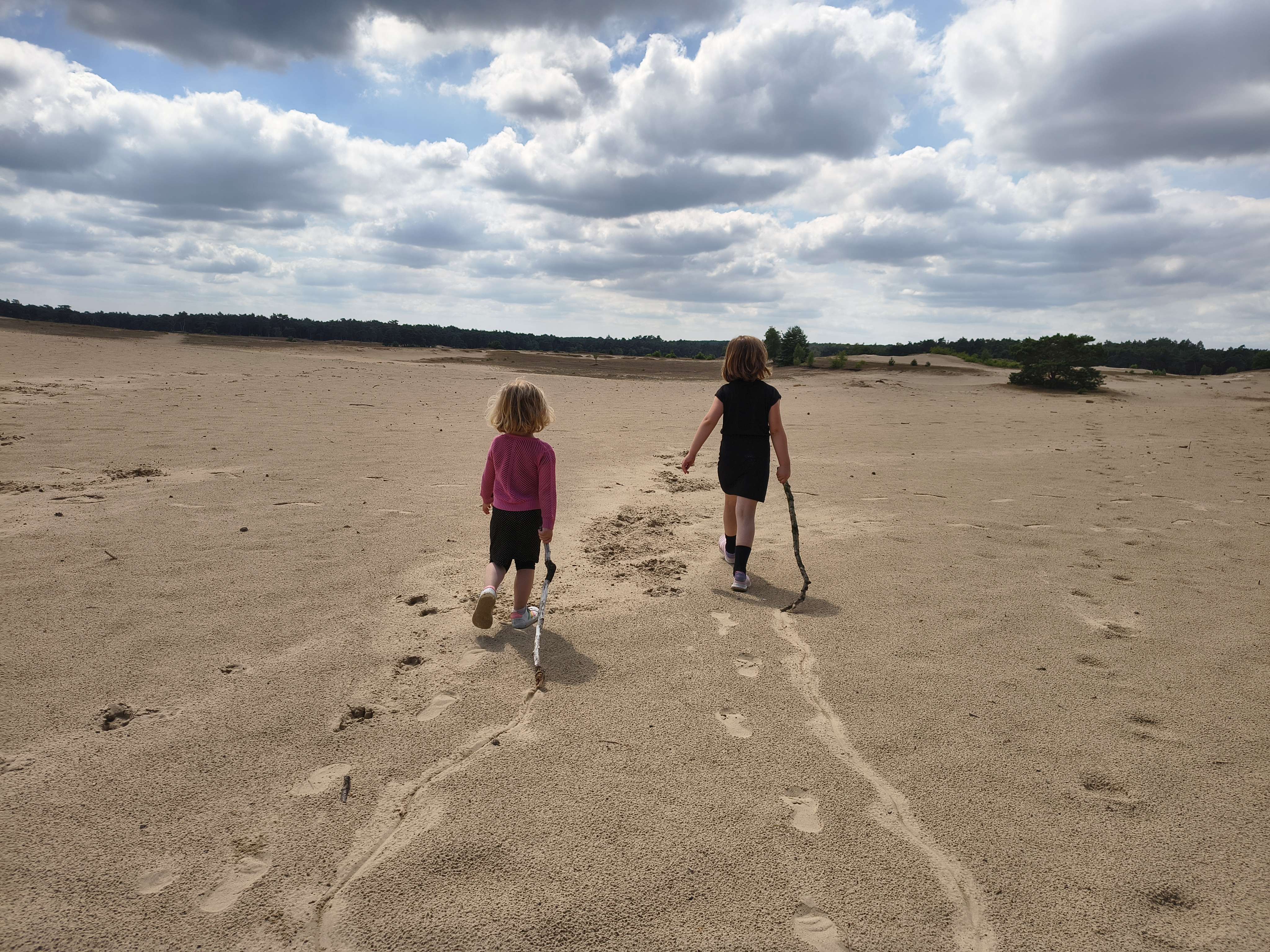 Kids op de zandvlakte zandverstuiving