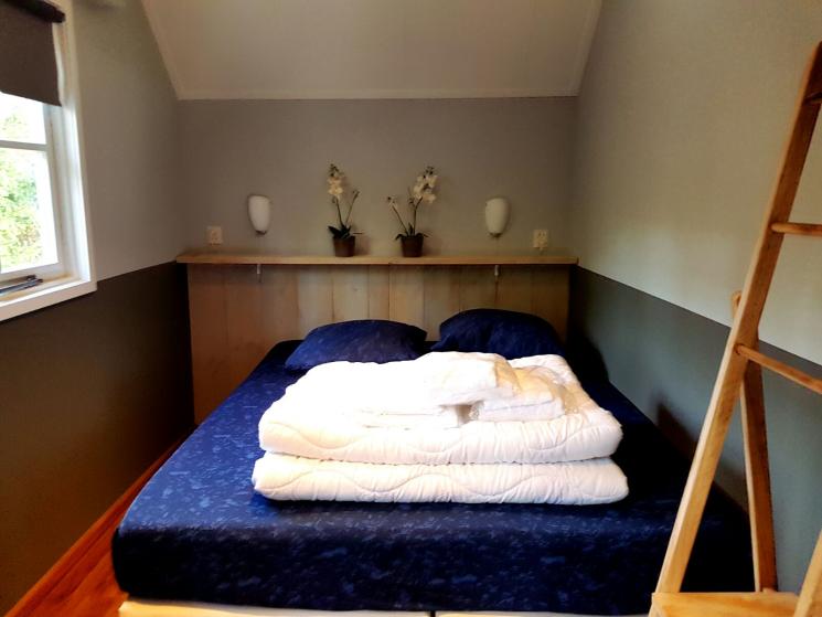 Bungalow de Berken heeft een slaapkamer met 2 boxspring bedden. Deze kunnen dus ook uit elkaar worden geplaatst.