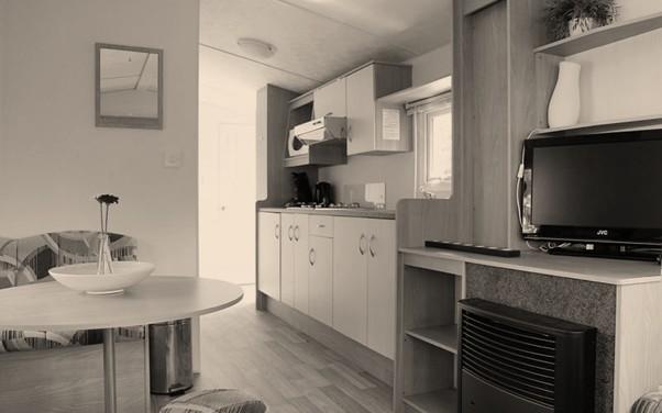 Familiecaravan zwart wit keuken