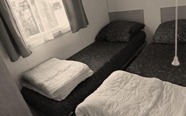 Familiecaravan zwart wit slaapkamer 2