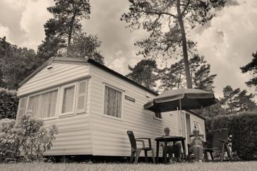 Familiecaravan zwart wit Buiten