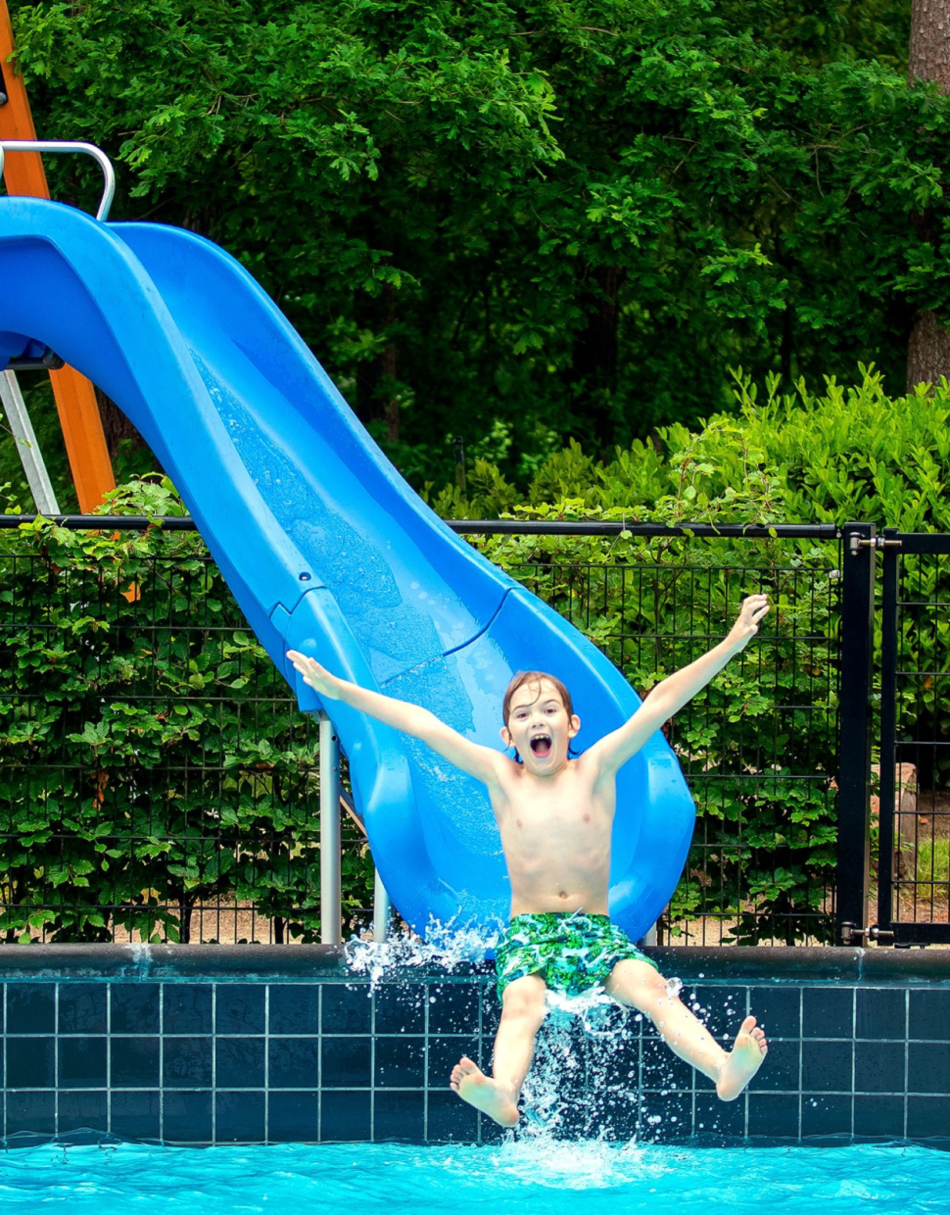 Kind op waterglijbaan