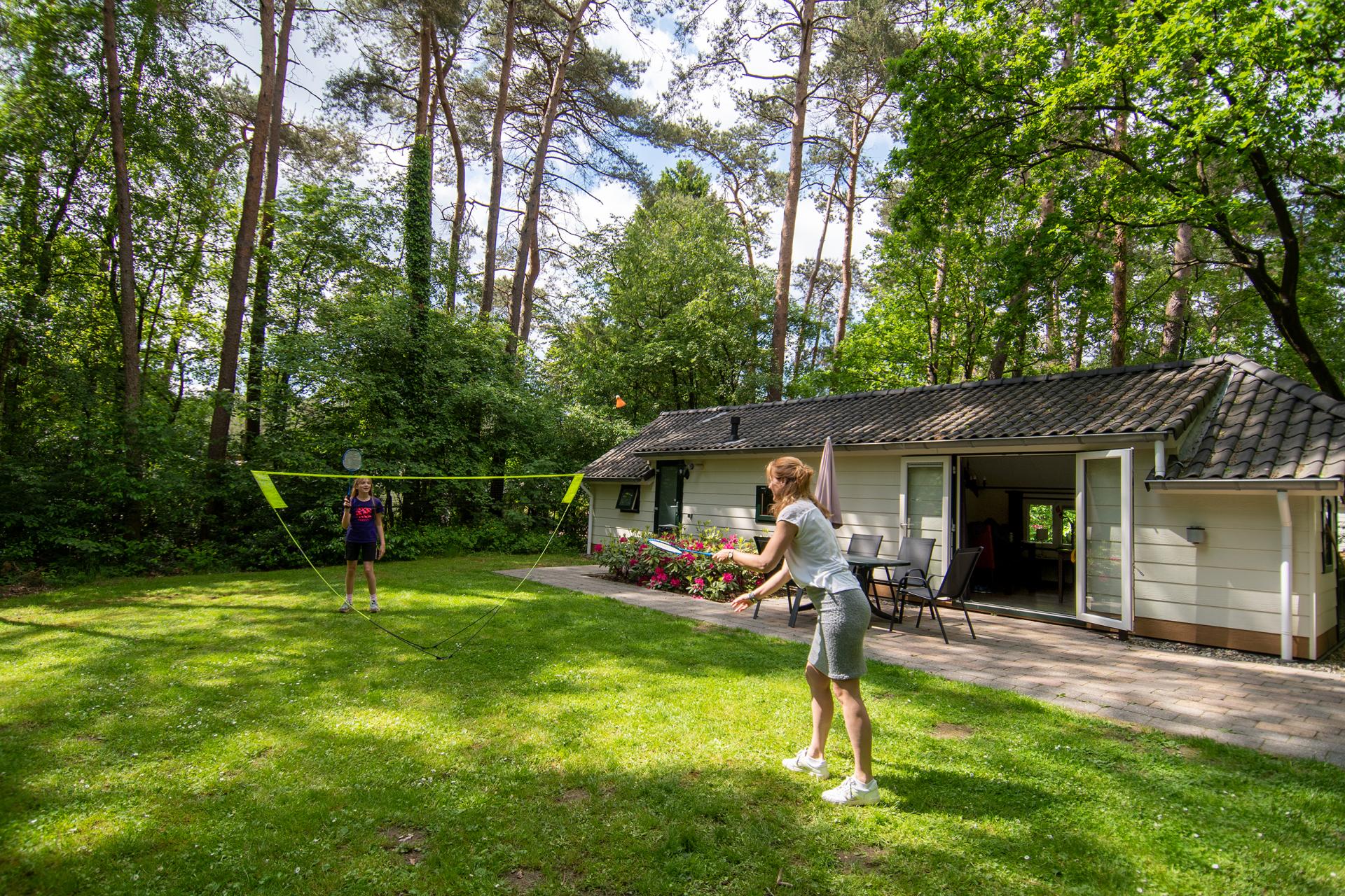 Sportend kind in tuin van de Korhoen