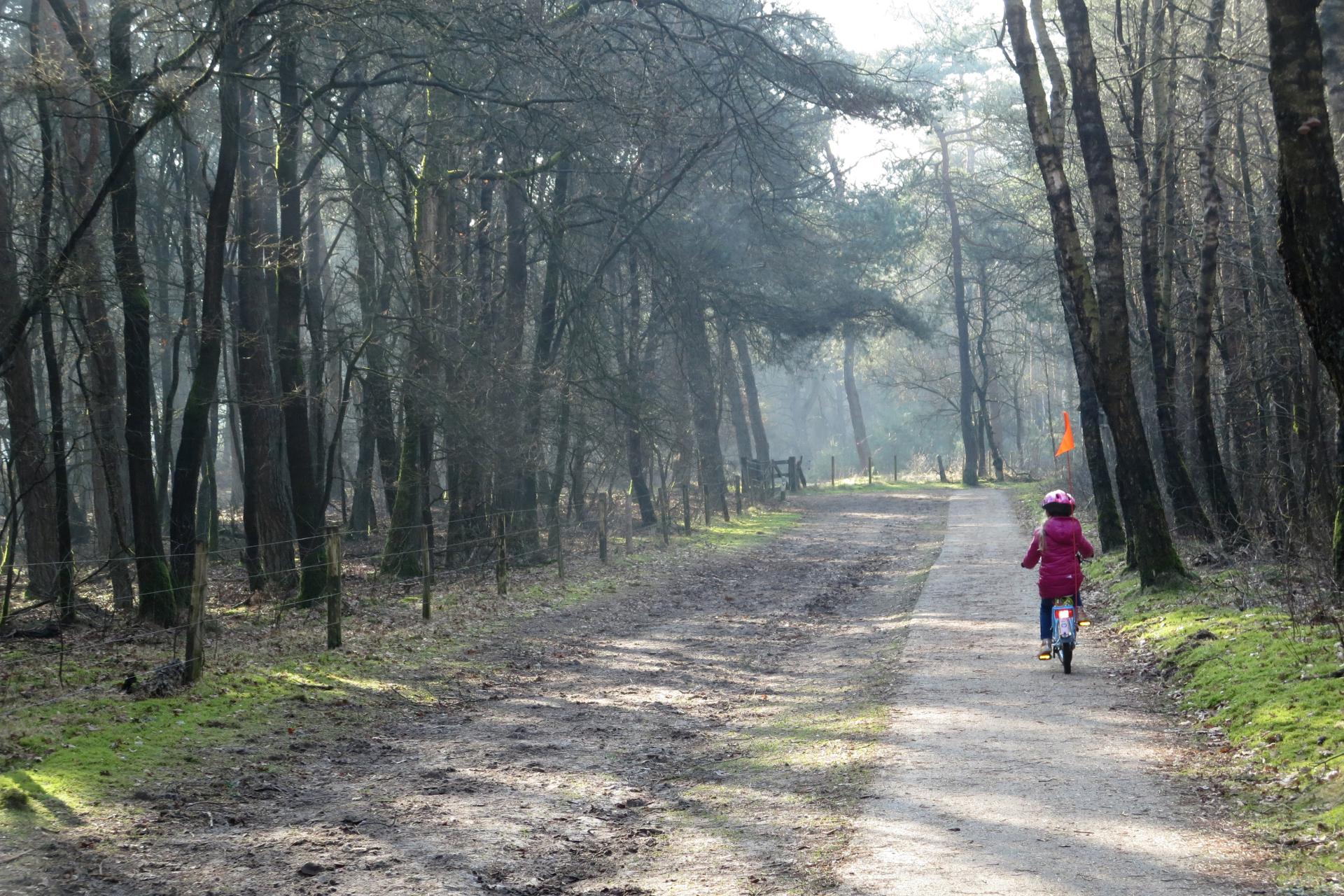Kind fietsen natuur