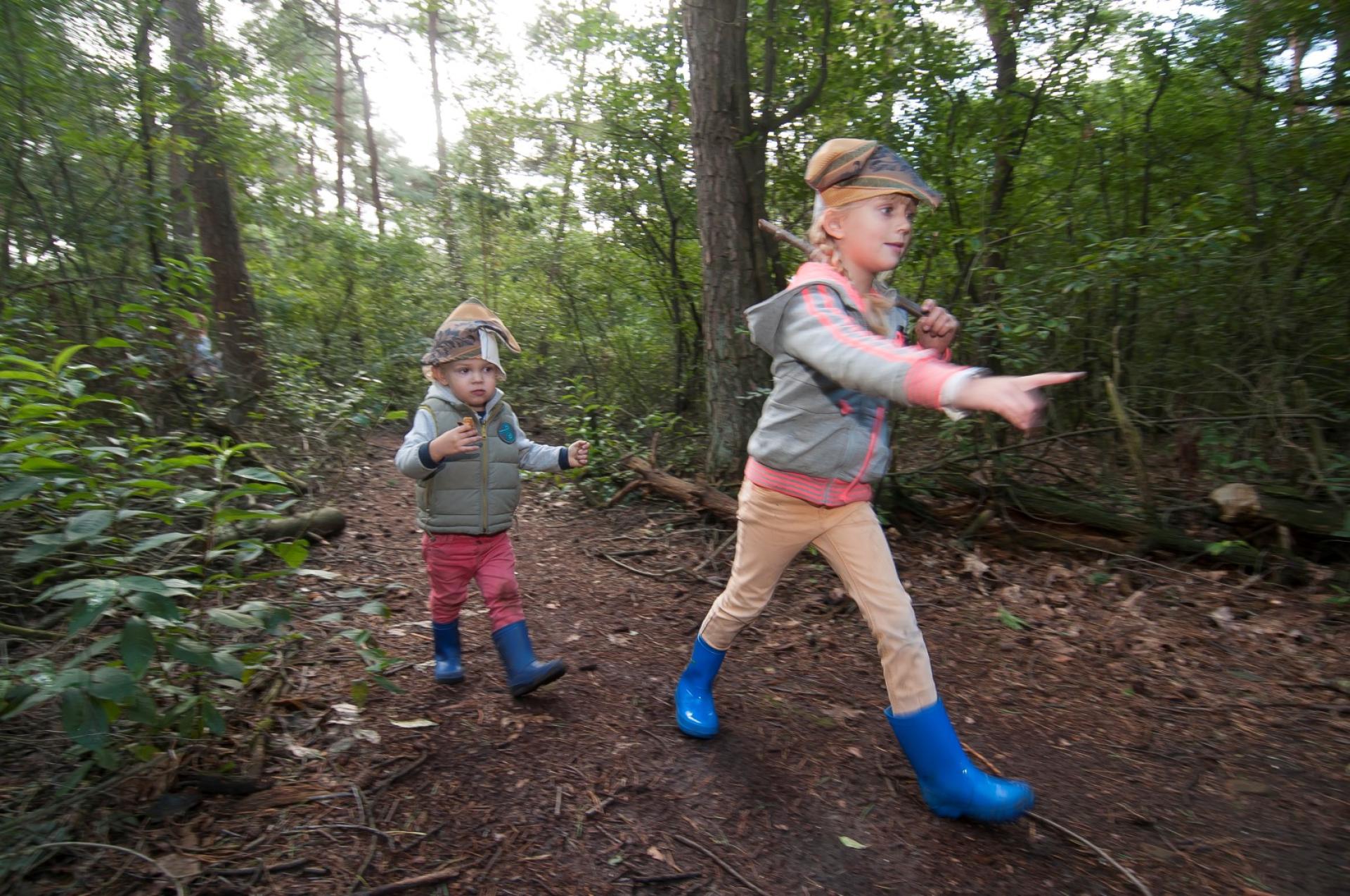 Kind wandelen natuur