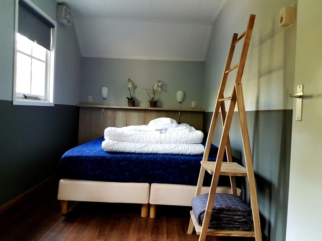 Bungalow de Berken heeft een slaapkamer met 2 boxspring bedden. Deze kunnen dus ook uit elkaar worden geplaatst.
