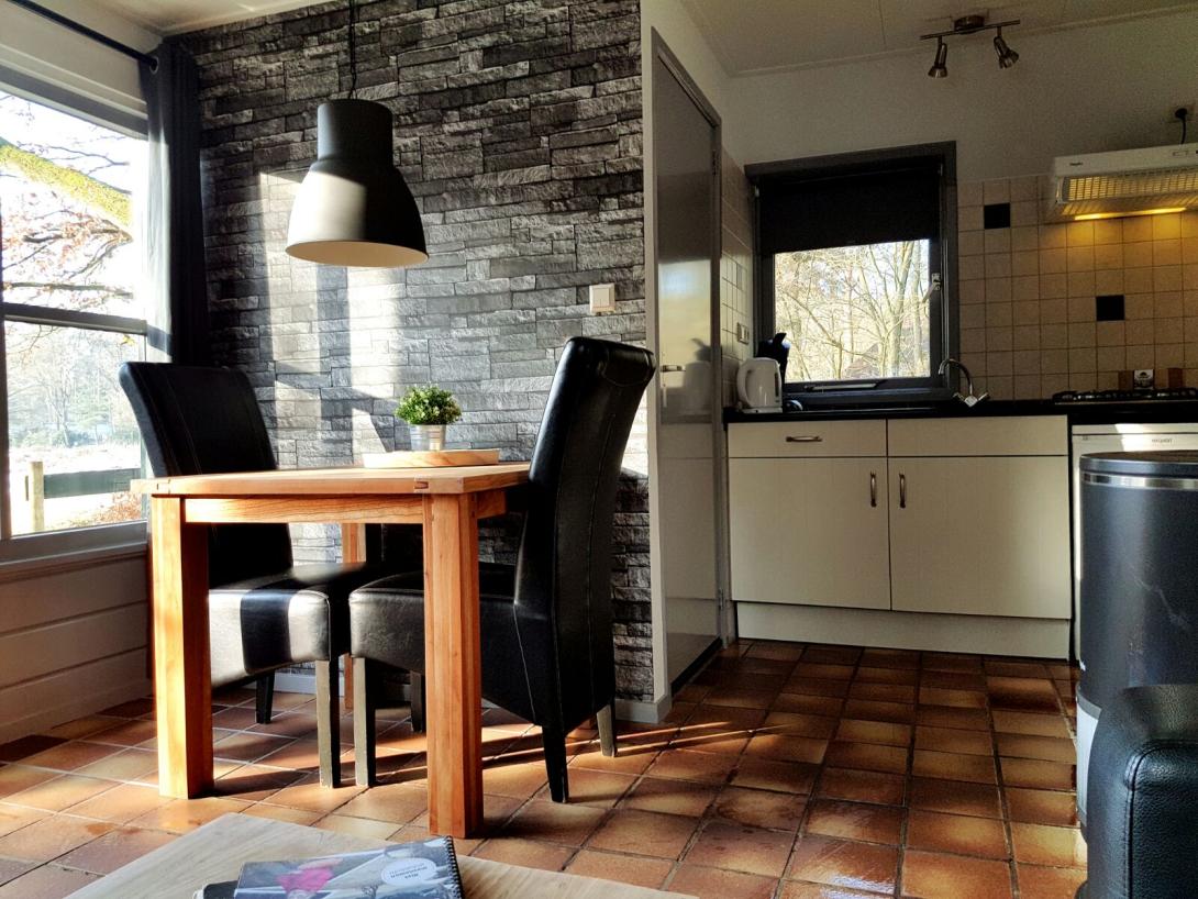 De woonruimte en keuken zijn in een ruimte gesitueerd.