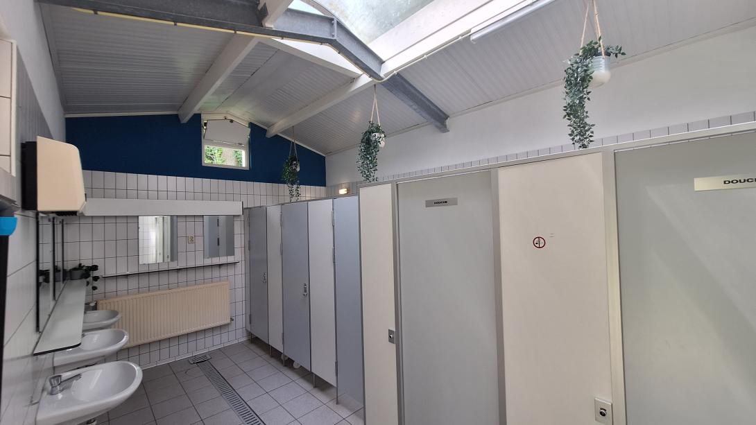 Herenkant toiletgebouw kamperen camping