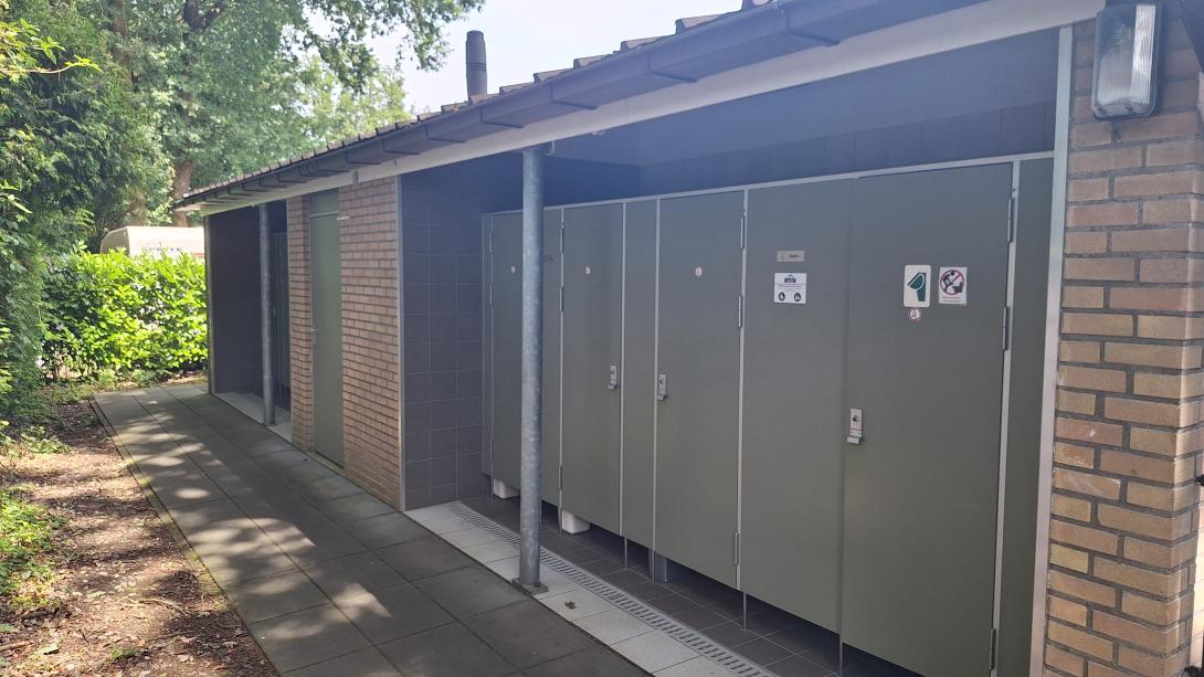 Achterzijde toiletgebouw met extra wc's kamperen camping noord